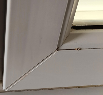 Boorgaten die ervoor zorgen dat folie loslaat