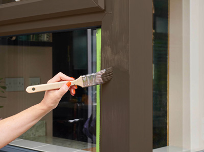 Schilderen van kunststof kozijnen voor een nieuwe kleur