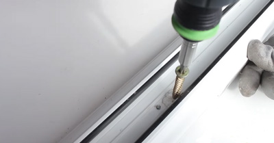 Installeren van Poolse kunststof kozijnen door specialist